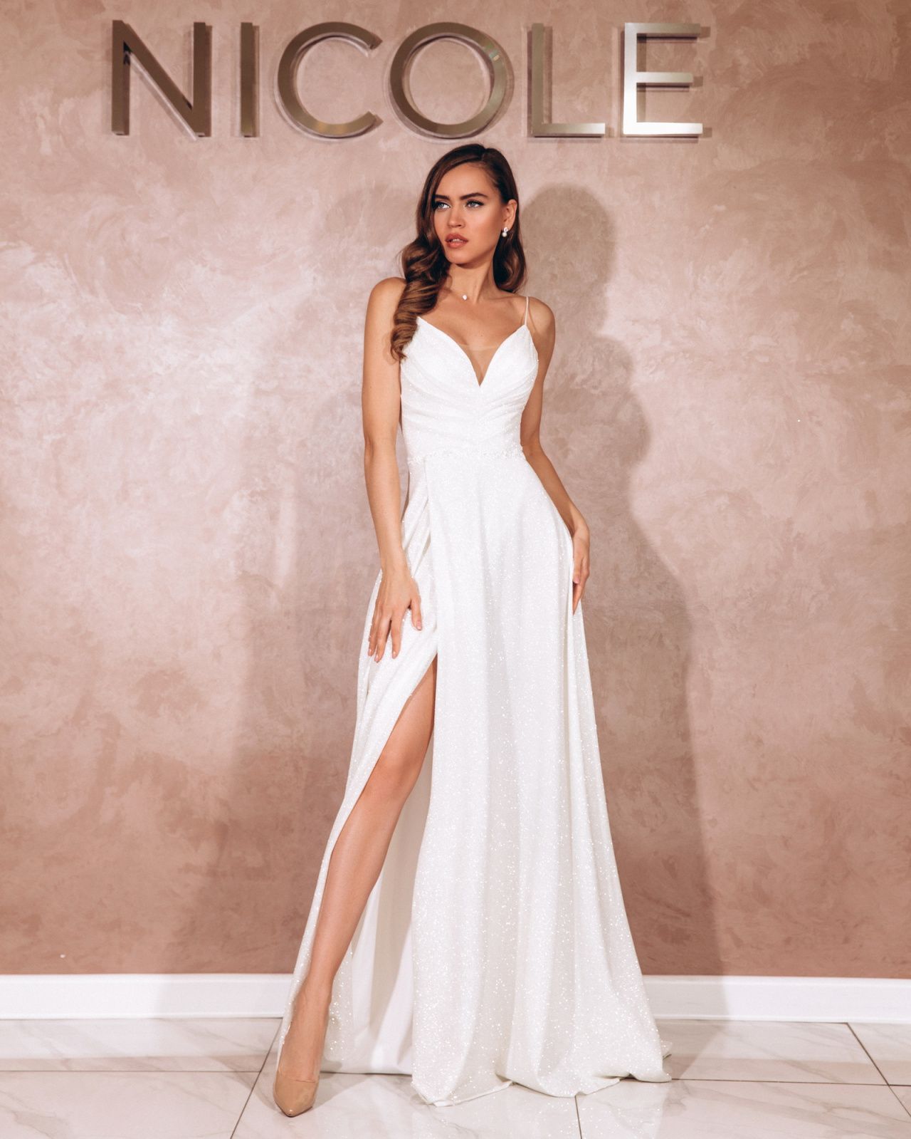 Серебряное свадебное платье с разрезом купить в свадебном салоне Nicole в ц...