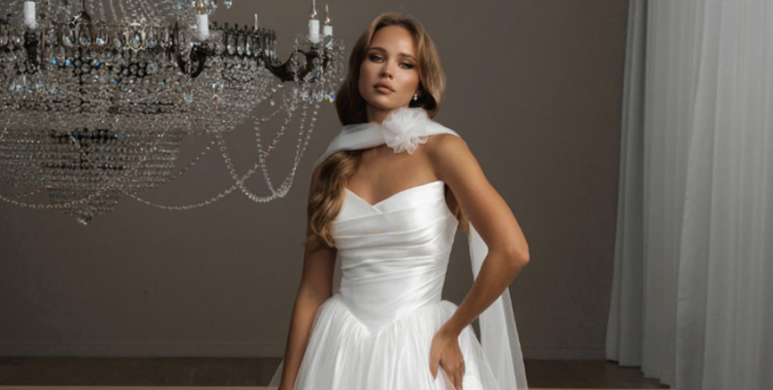 Трендовое платье с заострённой формой корсета, выполненное из благородной лёгкой ткани с деликатным блеском фото