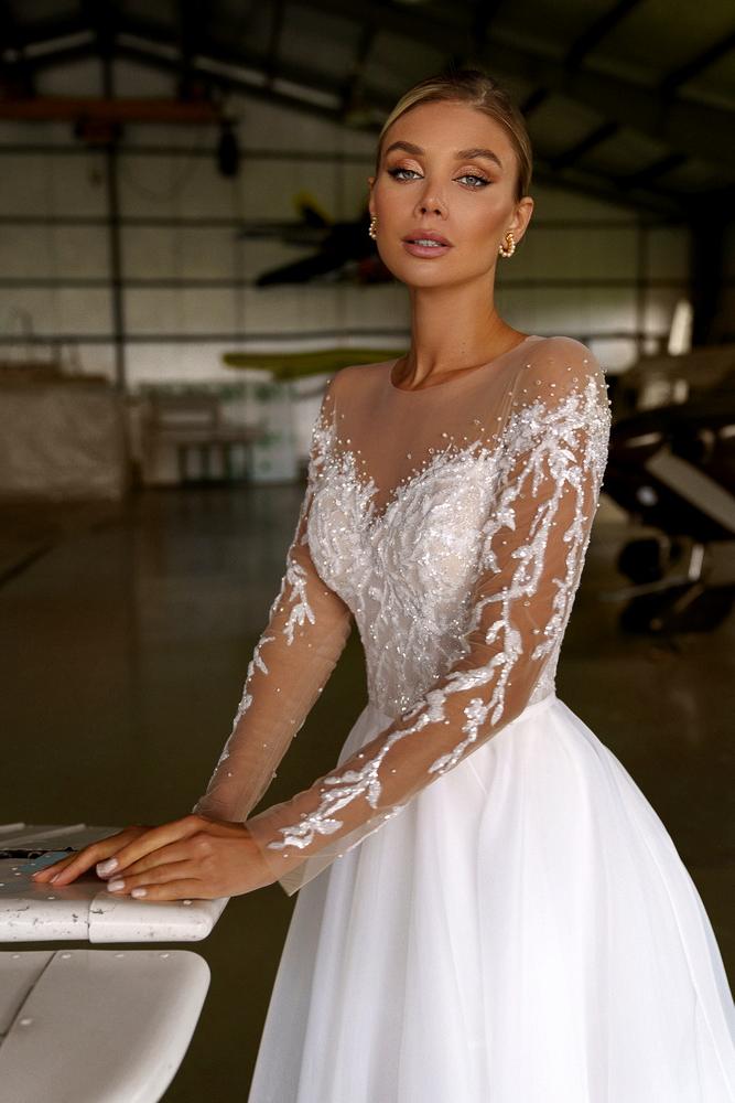 Классическое свадебное платье с шифоновой юбкой фото