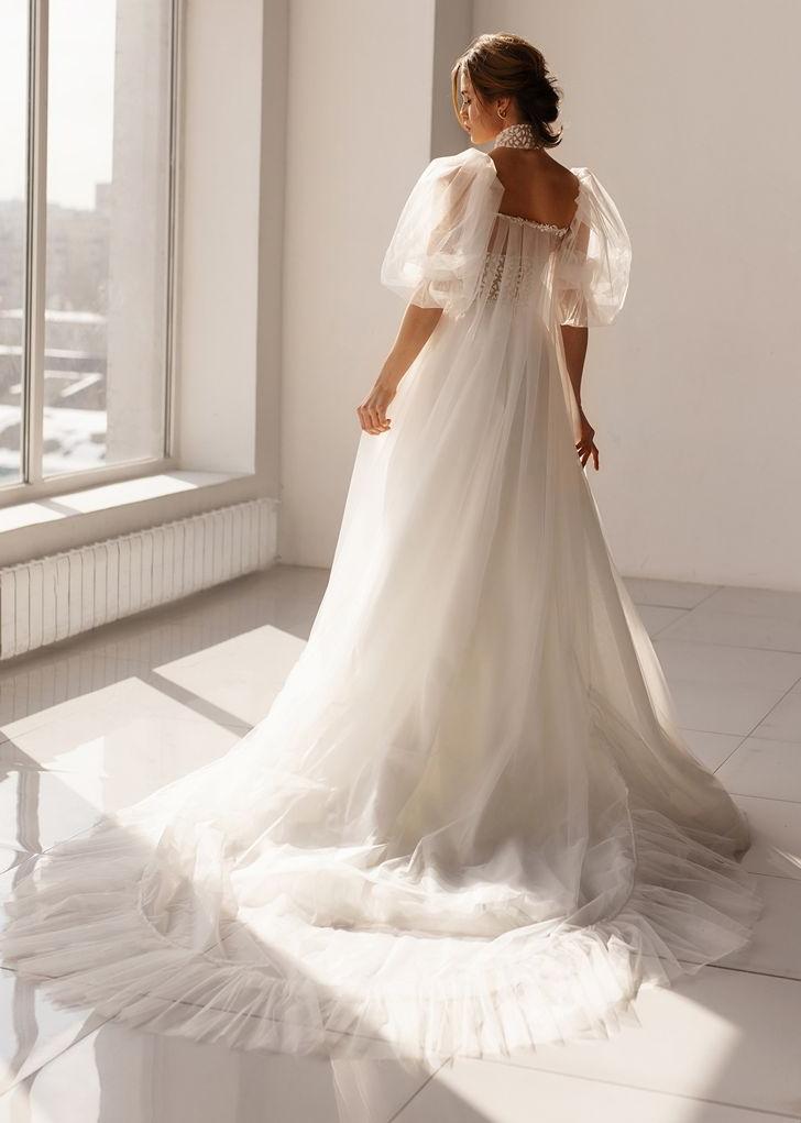 Пышное свадебное платье с блестящим корсетом фото