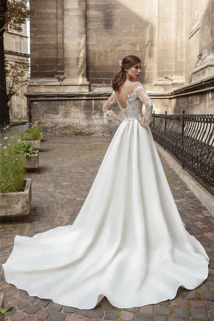 Атласное свадебное платье с рукавами и открытой спиной