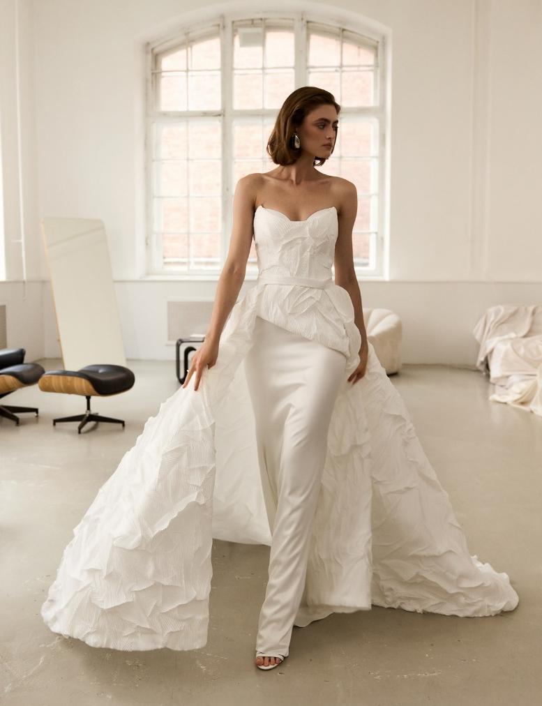 Стильный свадебный комплект со съемным шлейфом из дизайнерской ткани фото