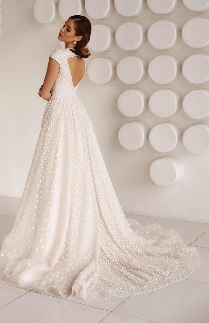 Роскошное свадебное платье в светящемся кружеве фото
