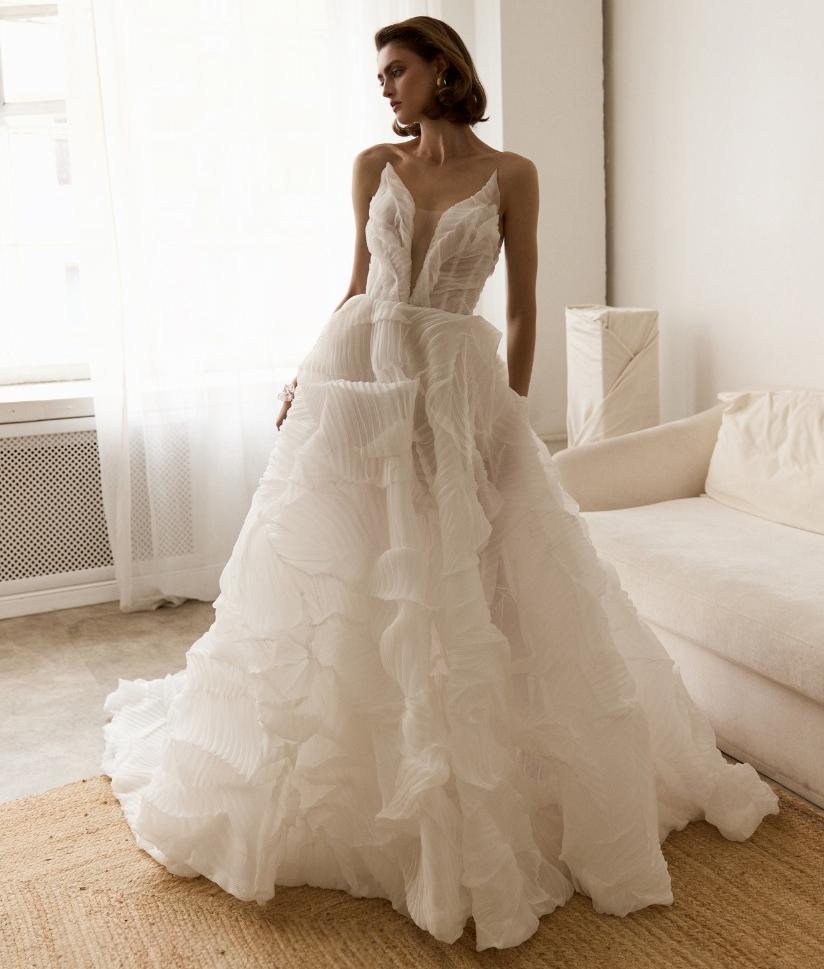 Стильное свадебное платье из дизайнерской ткани фото