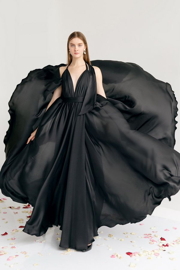 Черное платье с открытой спиной фото