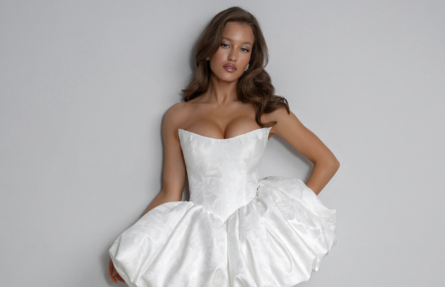 Короткое свадебное платье из дизайнерской ткани с пышной юбкой фото