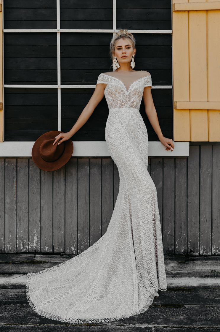 Кружевное облегающее свадебное платье фото