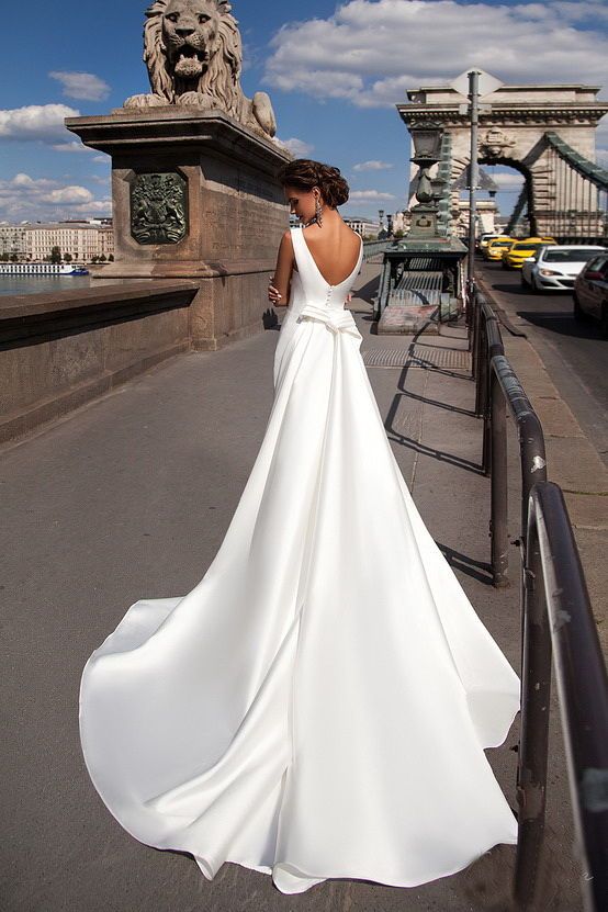 Приталенные свадебные платья со шлейфом