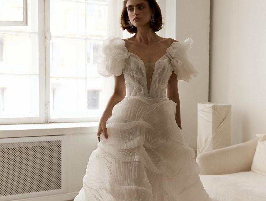 Стильное свадебное платье из дизайнерской ткани с болеро фото