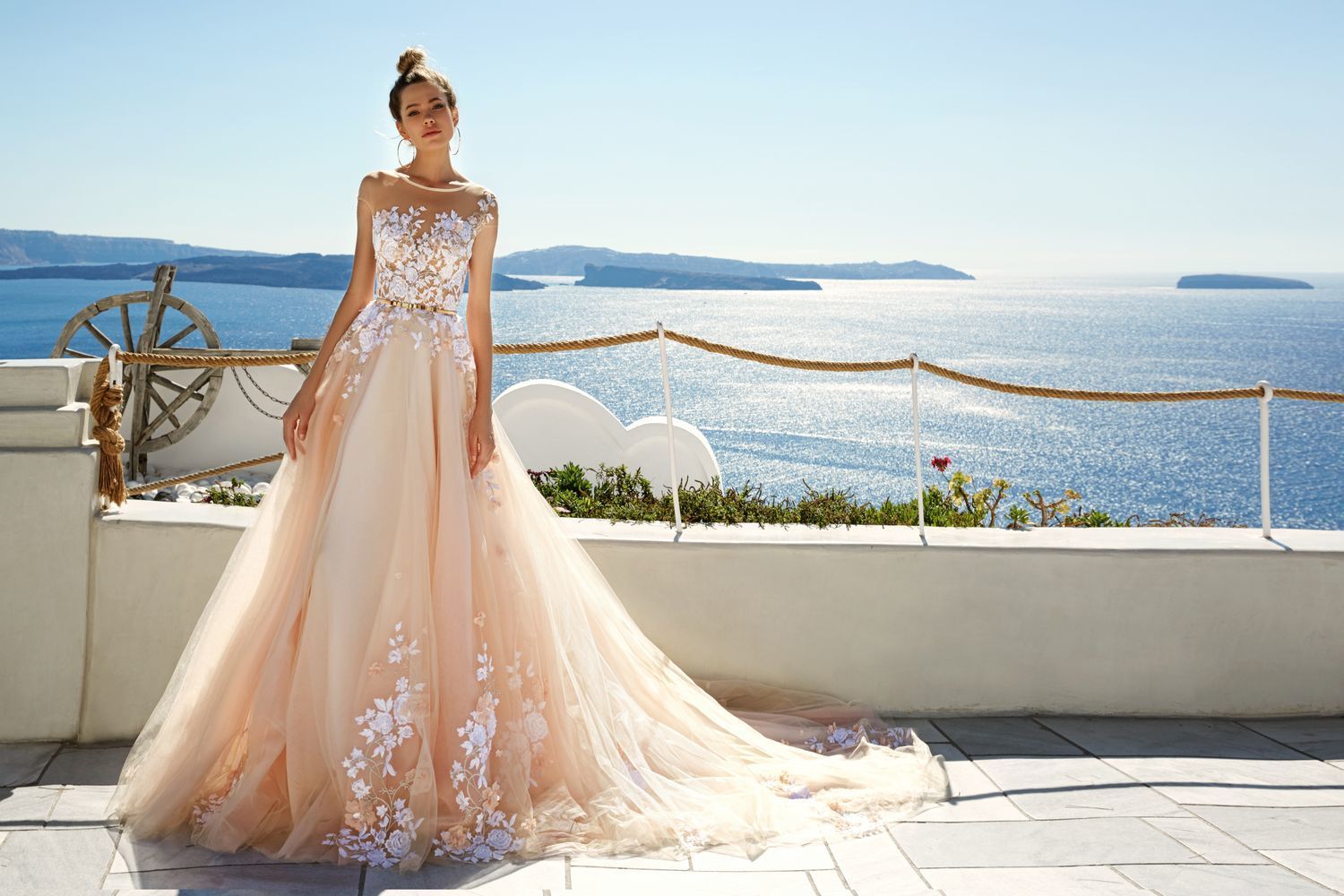 Свадебные платья в персиковом цвете