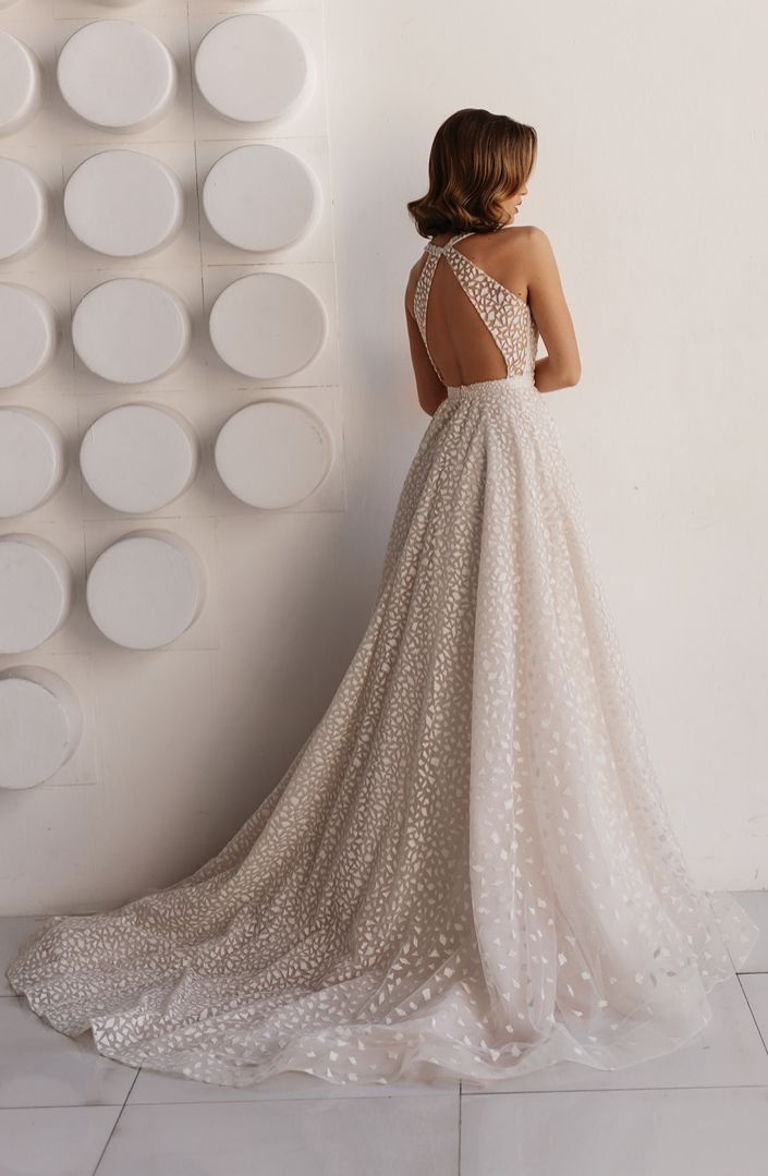 Пудровое свадебное платье с v-вырезом фото