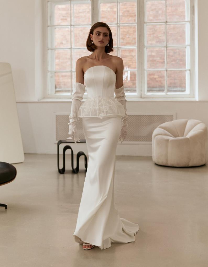 Атласное свадебное платье с кружевной баской фото