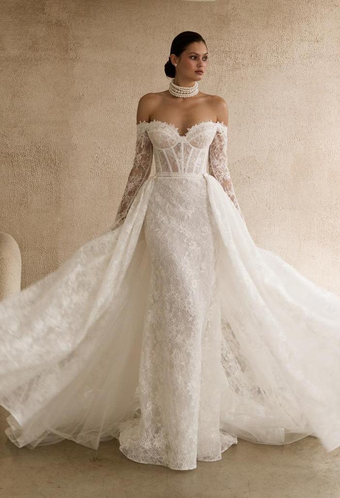 Кружевное свадебное платье с рукавами и съемным шлейфом фото