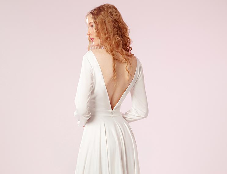 Белое прямое платье в пол с рукавами фото