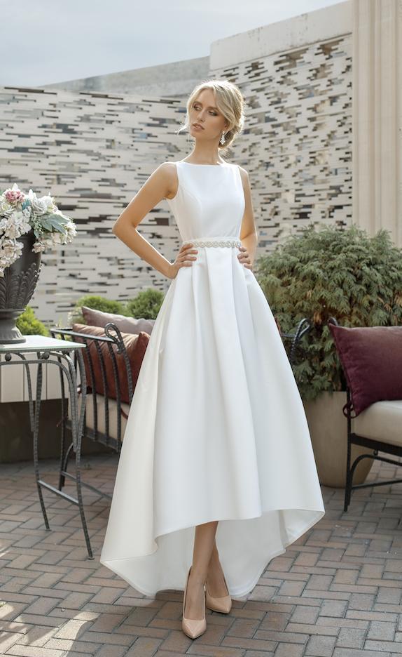 Нежное свадебное платье со шлейфом в стиле минимализм фото