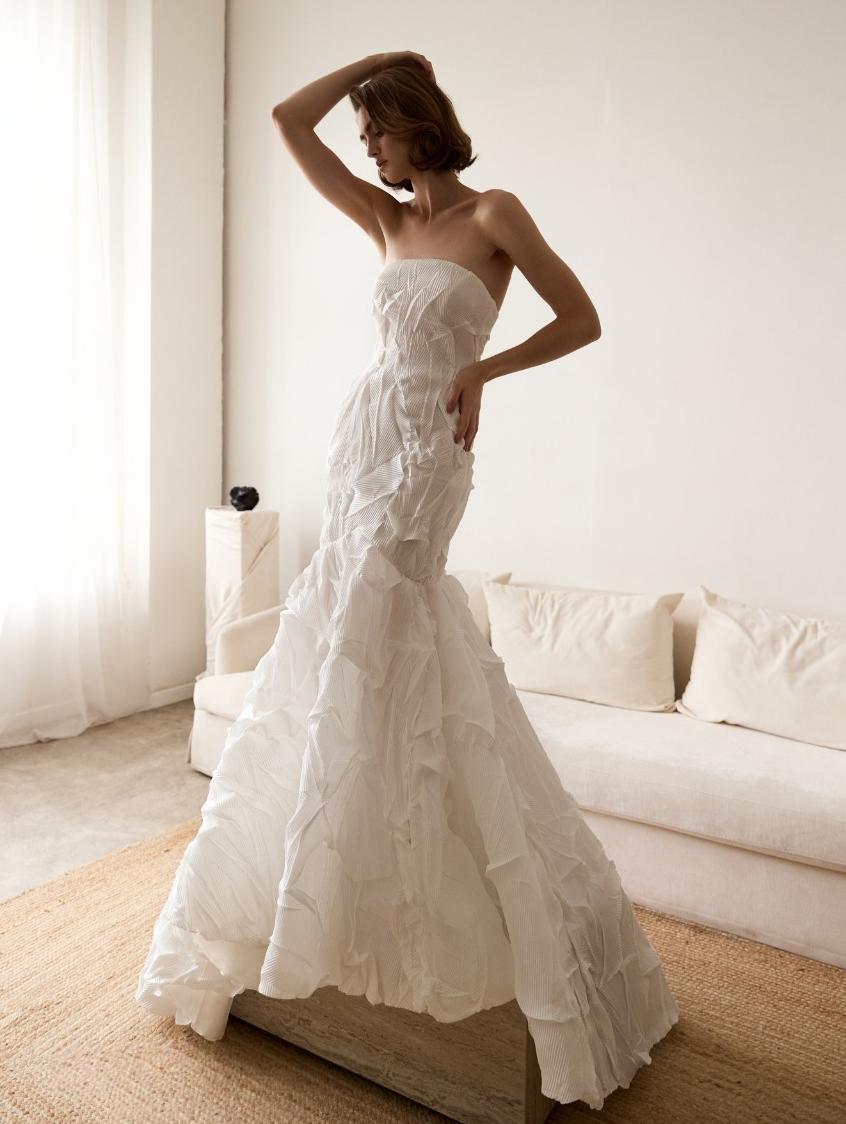 Свадебное платье-рыбка из дизайнерской жатой ткани фото