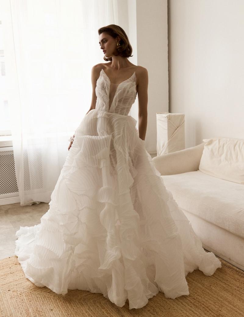 Стильное свадебное платье из дизайнерской ткани с болеро фото