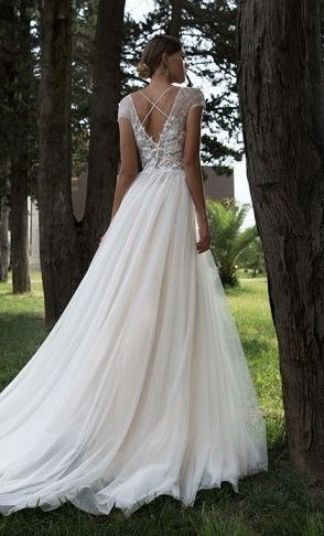 Легкое свадебное платье со съемным кружевным верхом