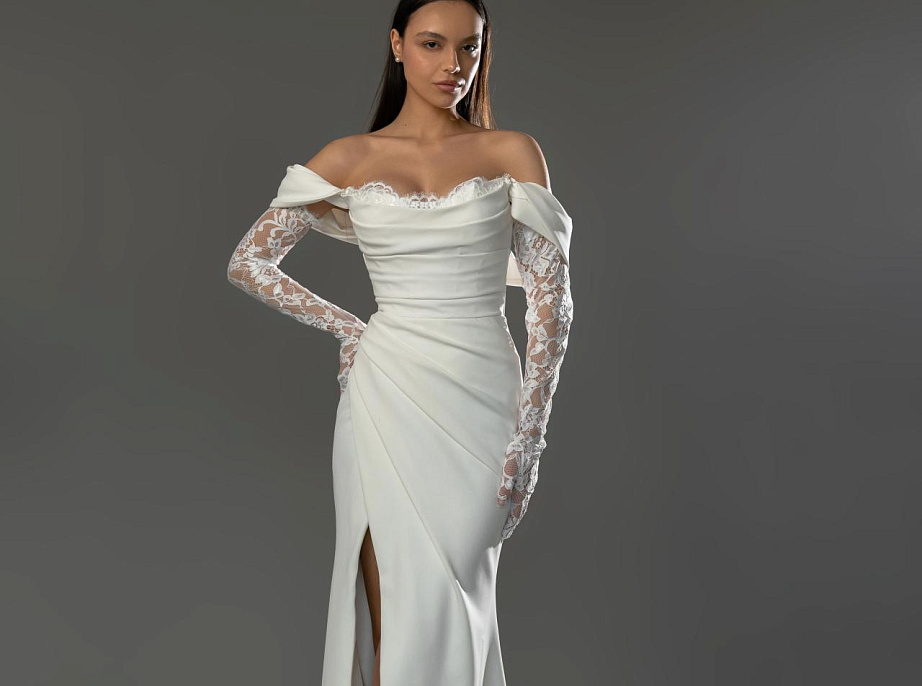 Лаконичное свадебное платье с кружевными перчатками фото