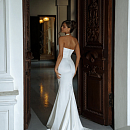 Стильное свадбеное палтье силуэта-русалка, выполненное из атласной ткани фото