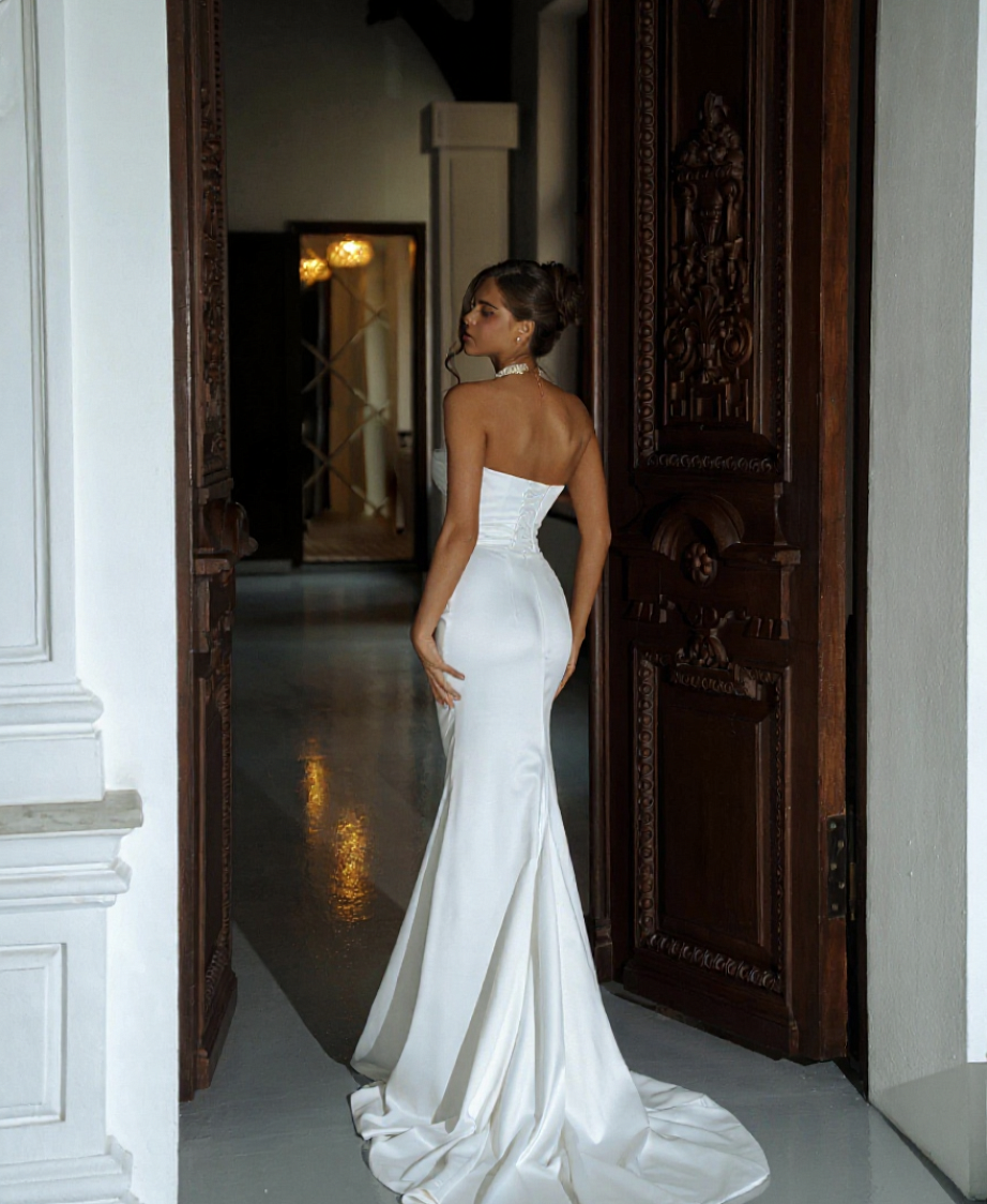 Стильное свадбеное палтье силуэта-русалка, выполненное из атласной ткани фото