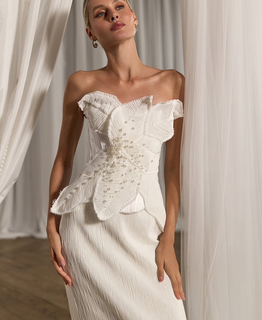 Модный свадебный комплект из ткани-гафре с декором из жемчуга фото