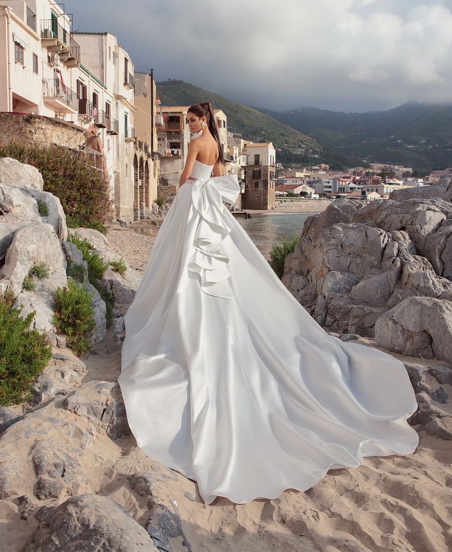 Пышное атласное свадебное платье с бантом на спине фото