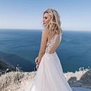 Блестящее свадебное платье с открытой спиной фото