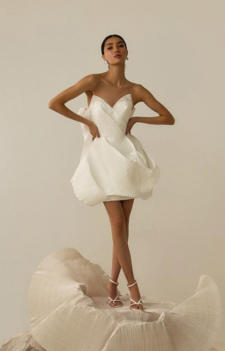 Необычное короткое платье из ткани плиссе фото