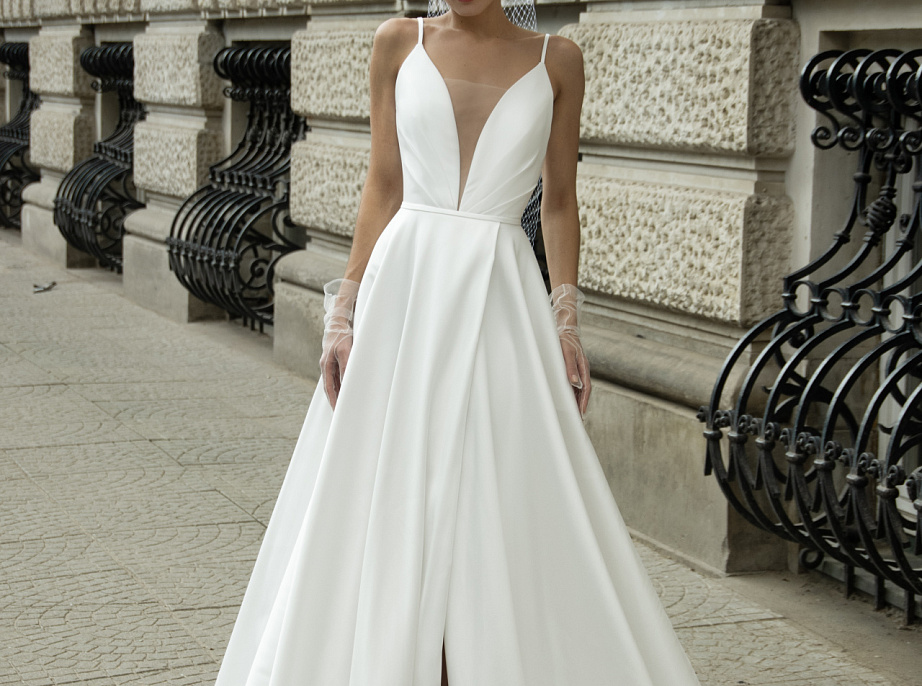 Атласное свадебное платье на тонких бретелях фото