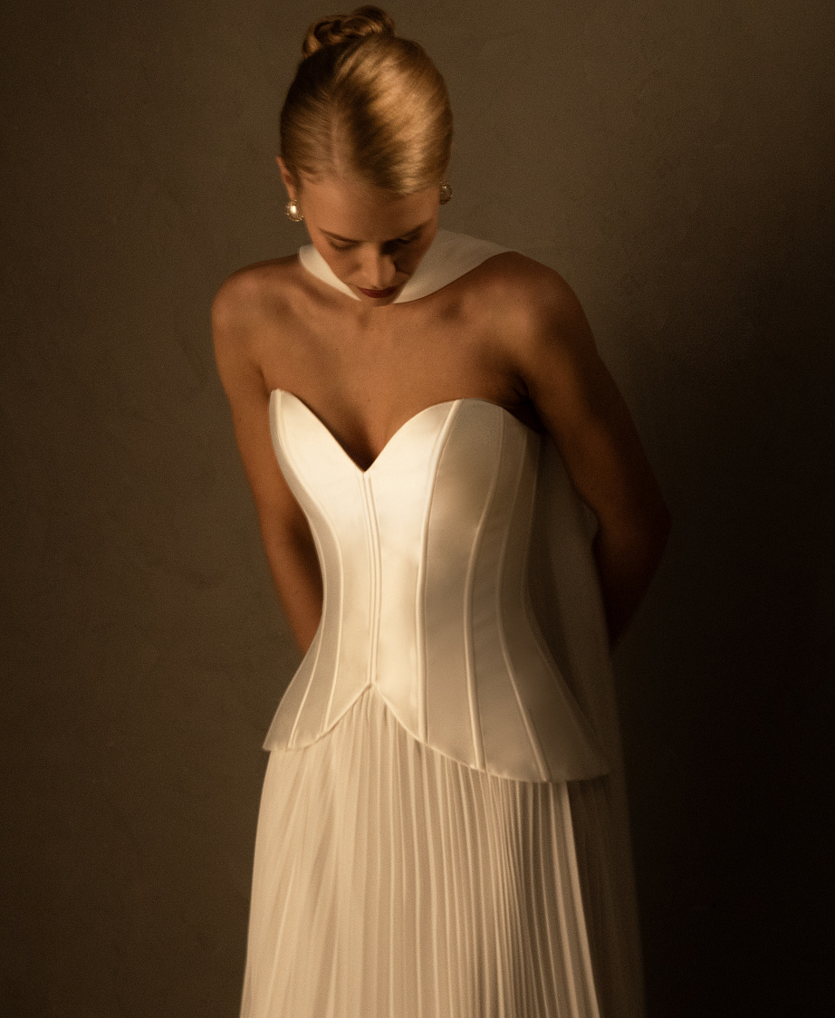 Свадебный комплект с атласным корсетом и юбкой-плиссе фото