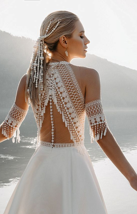 Оригинальное свадебное платья с атласной юбкой фото