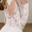 Закрытое свадебное платье с юбкой из фатина и кружевным верхом фото