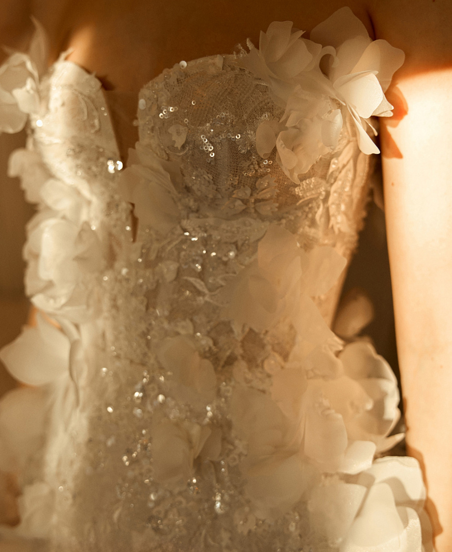 Короткое свадебное платье с декором из объемных цветов  фото