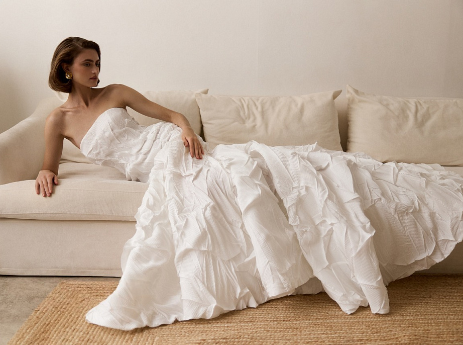 Свадебное платье-рыбка из дизайнерской жатой ткани фото