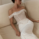 Комплект с блестящим расшитым корсетом и атласной юбкой фото