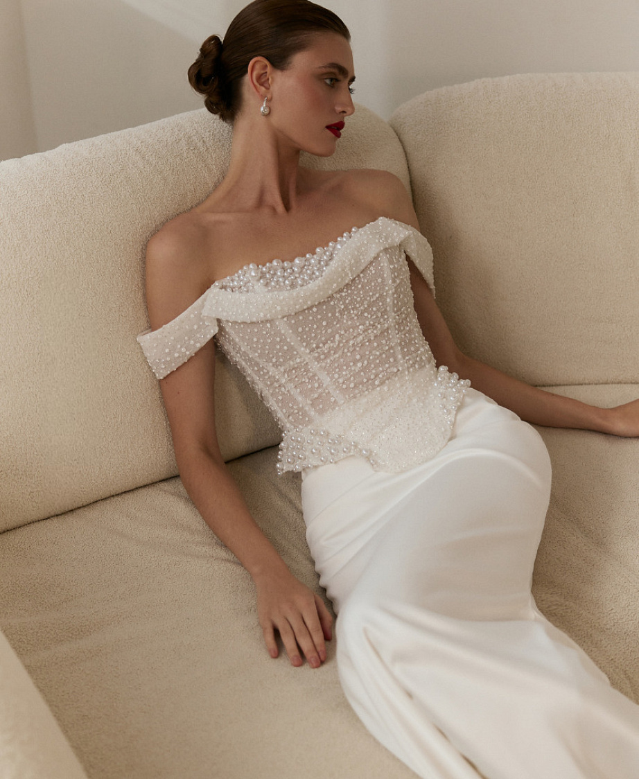 Комплект с блестящим расшитым корсетом и атласной юбкой фото