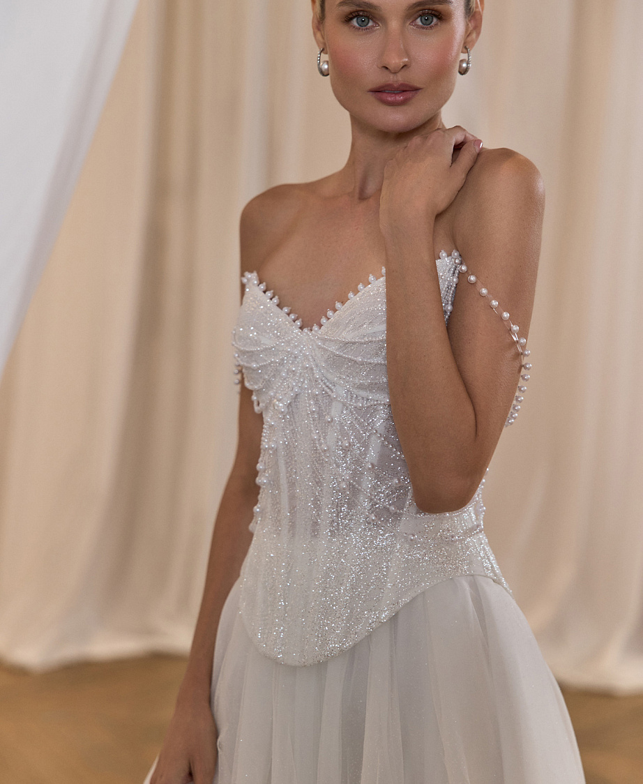 Свадебное платье с пышной юбкой и расшитым корсетом фото