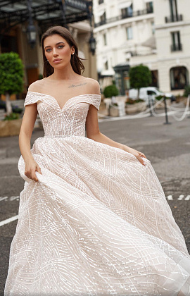 Блестящее свадебное платье с роскошным шлейфом