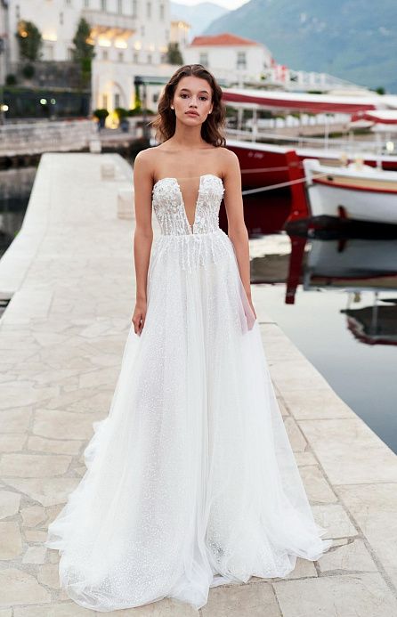 Сверкающее свадебное платье с открытыми плечами фото