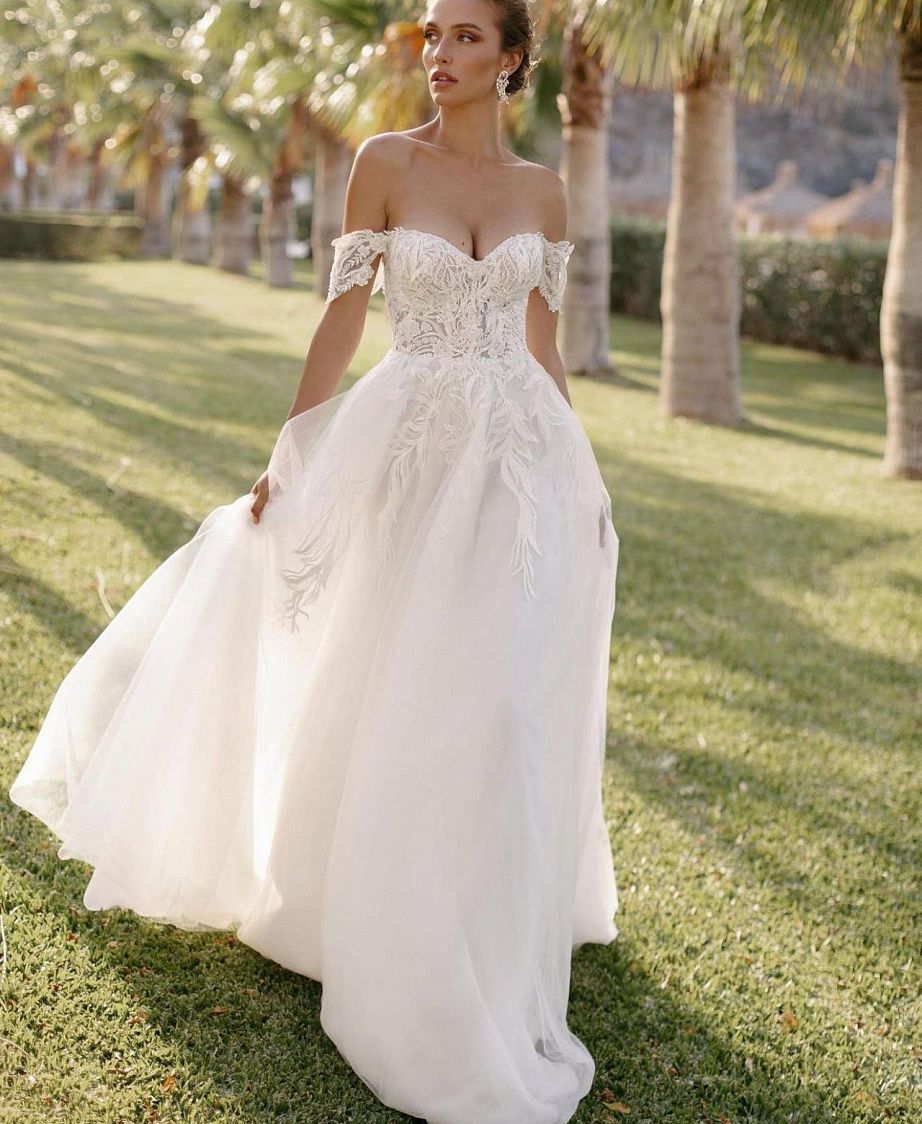 Белое свадебное платье с вырезом в форме сердца фото