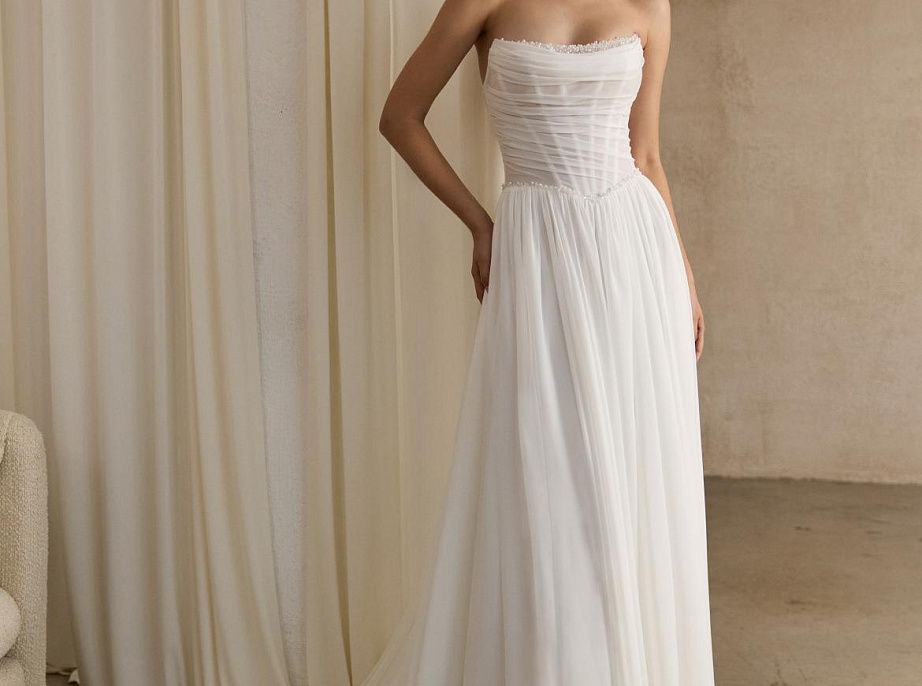 Шифоновое свадебное платье с жемчугом на корсете фото