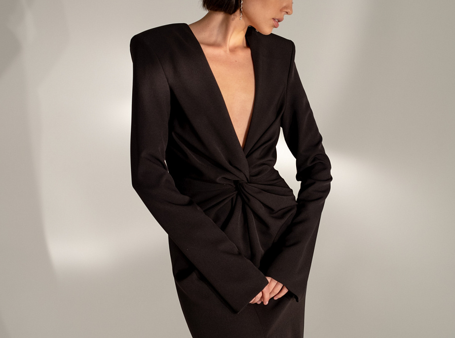 Чёрное вечернее платье с декольте фото