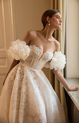 Свадебное платье из кордового кружева с цветочными бретелями фото