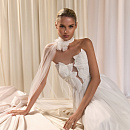 Эффектное свадебное платье с декором в виде цветов с жемчугом фото