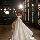Пышное атласное свадебное платье с объемными цветами на плечах фото