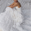 Пышное платье из дизайнерской ткани с атласным корсетом фото