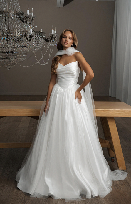 Трендовое платье с заострённой формой корсета, выполненное из благородной лёгкой ткани с деликатным блеском фото