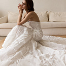 Свадебное платье-рыбка из дизайнерской жатой ткани фото