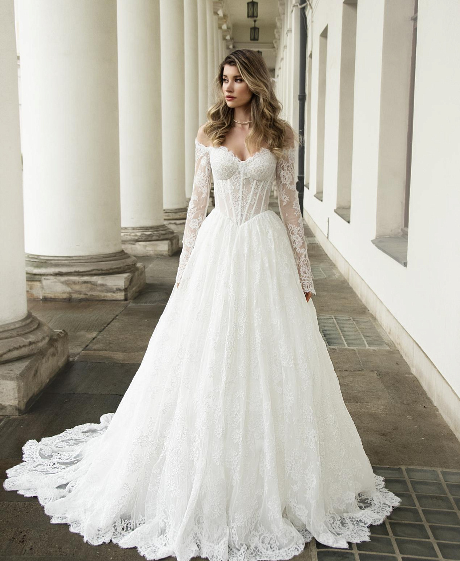 Кружевное свадебное платье с рукавами и открытыми плечами фото